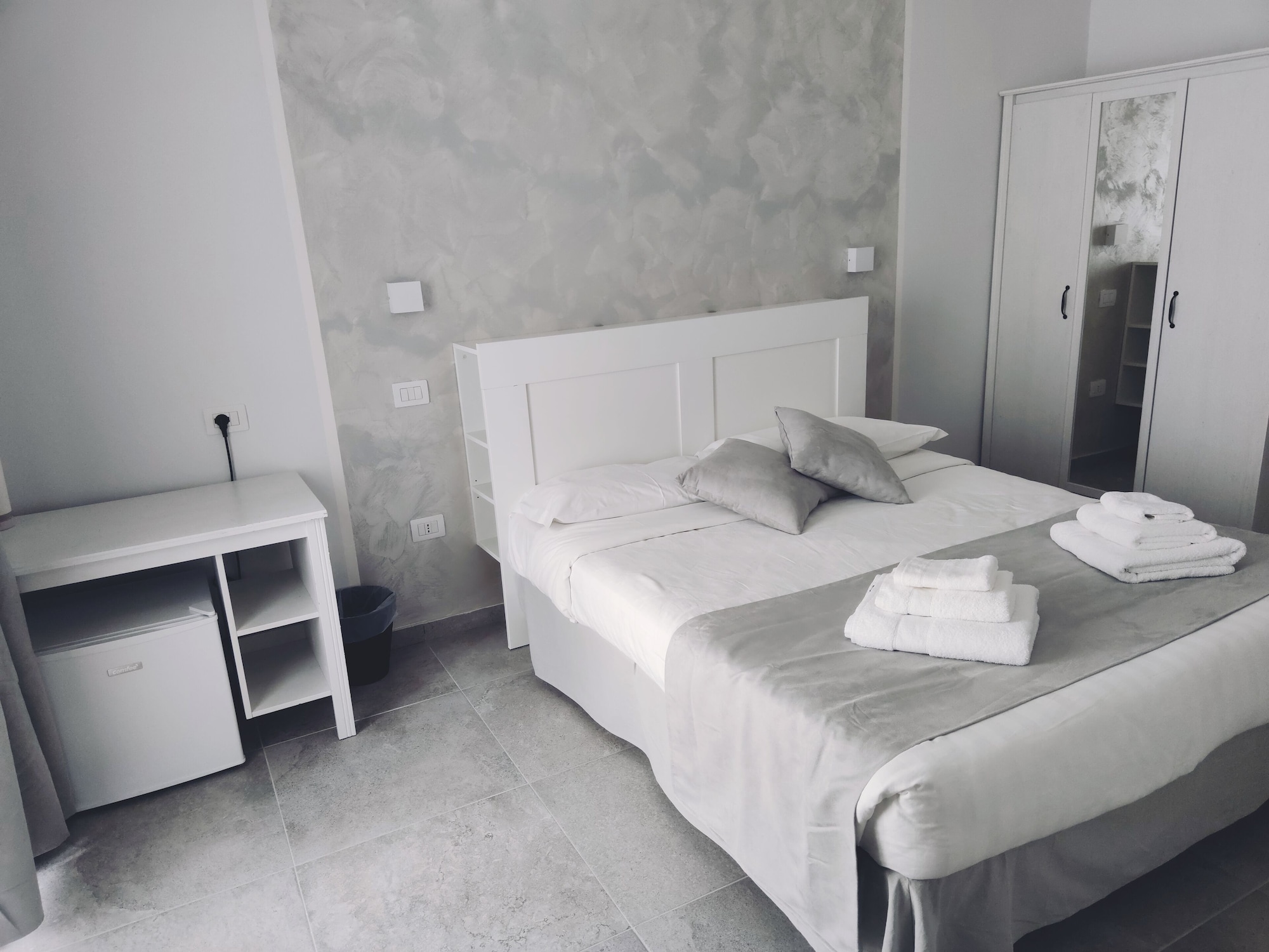 ROOM, DOUBLE BED