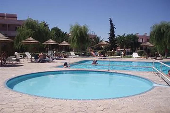 ROSELANDS HOTEL BUNGALOWS 42/43