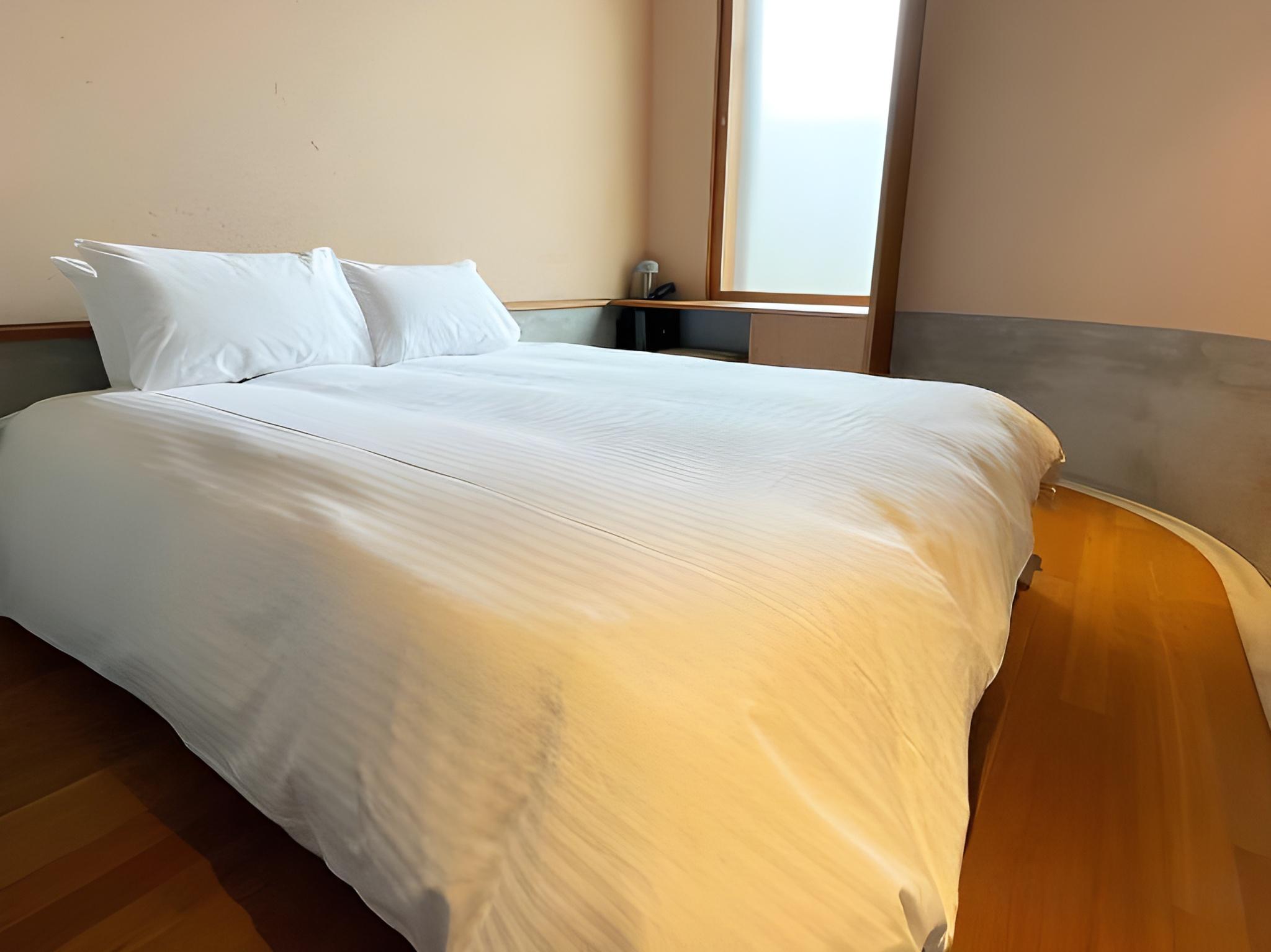 غرفة ركنية بسرير كوين