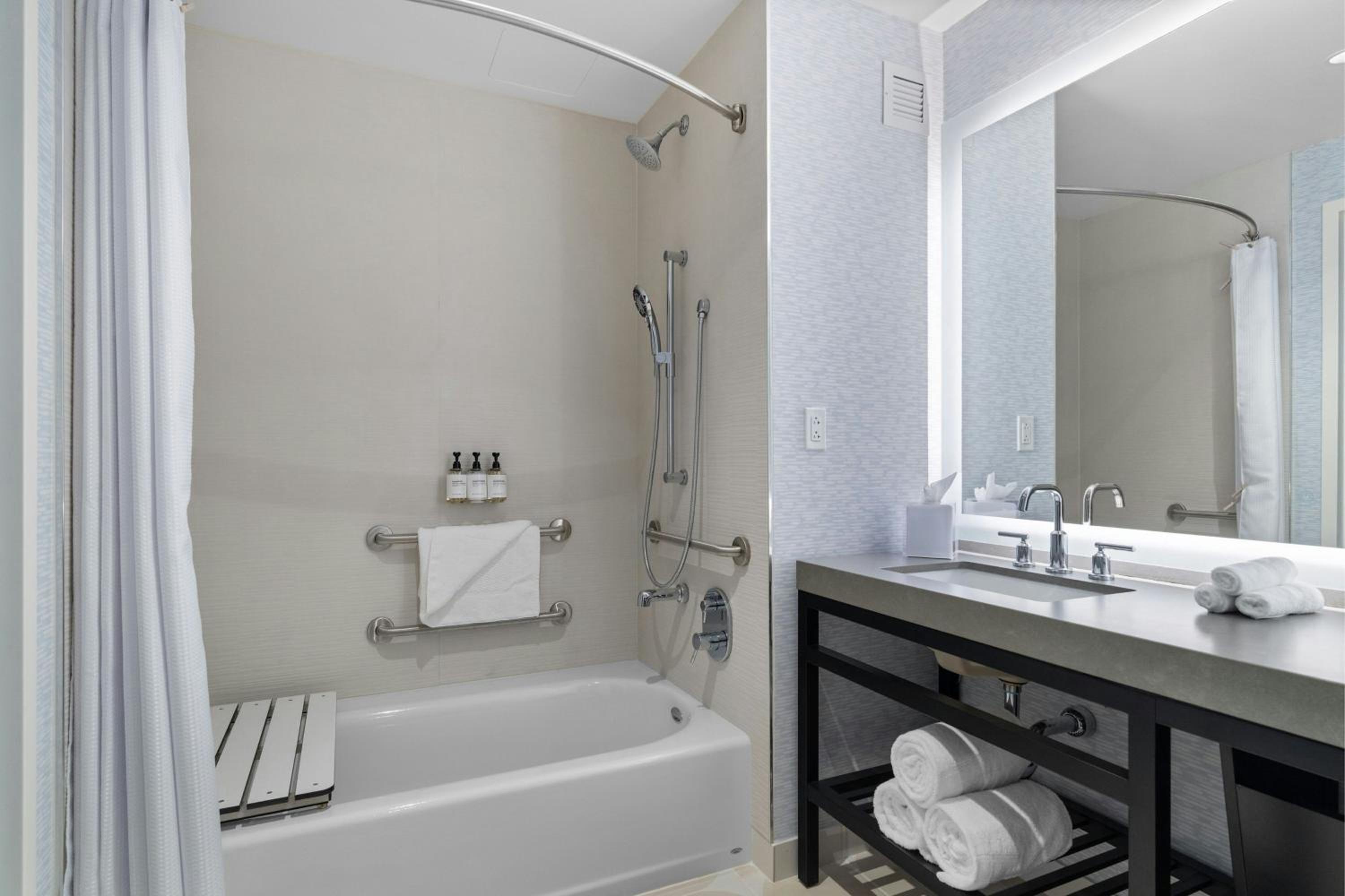 Executive, Suite, King Bed, Queen Bed, Bay View, Sofa, Balcony، Gaylord Pacific Resort & Convention Center 2/4