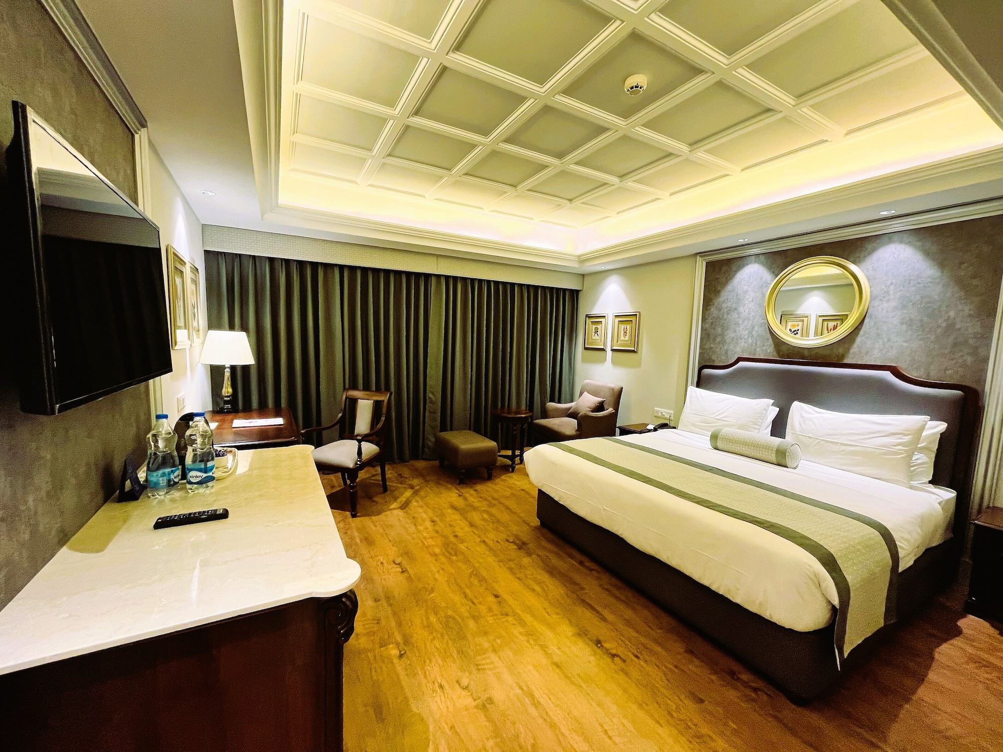 EXECUTIVE, QUEEN BED