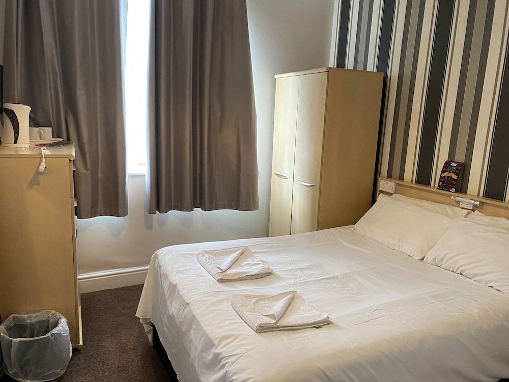 The Arncliffe Hotel 27/50