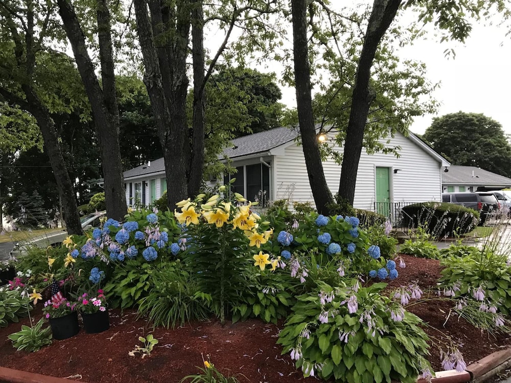 Founder's Brook Motel & Suites 40/48