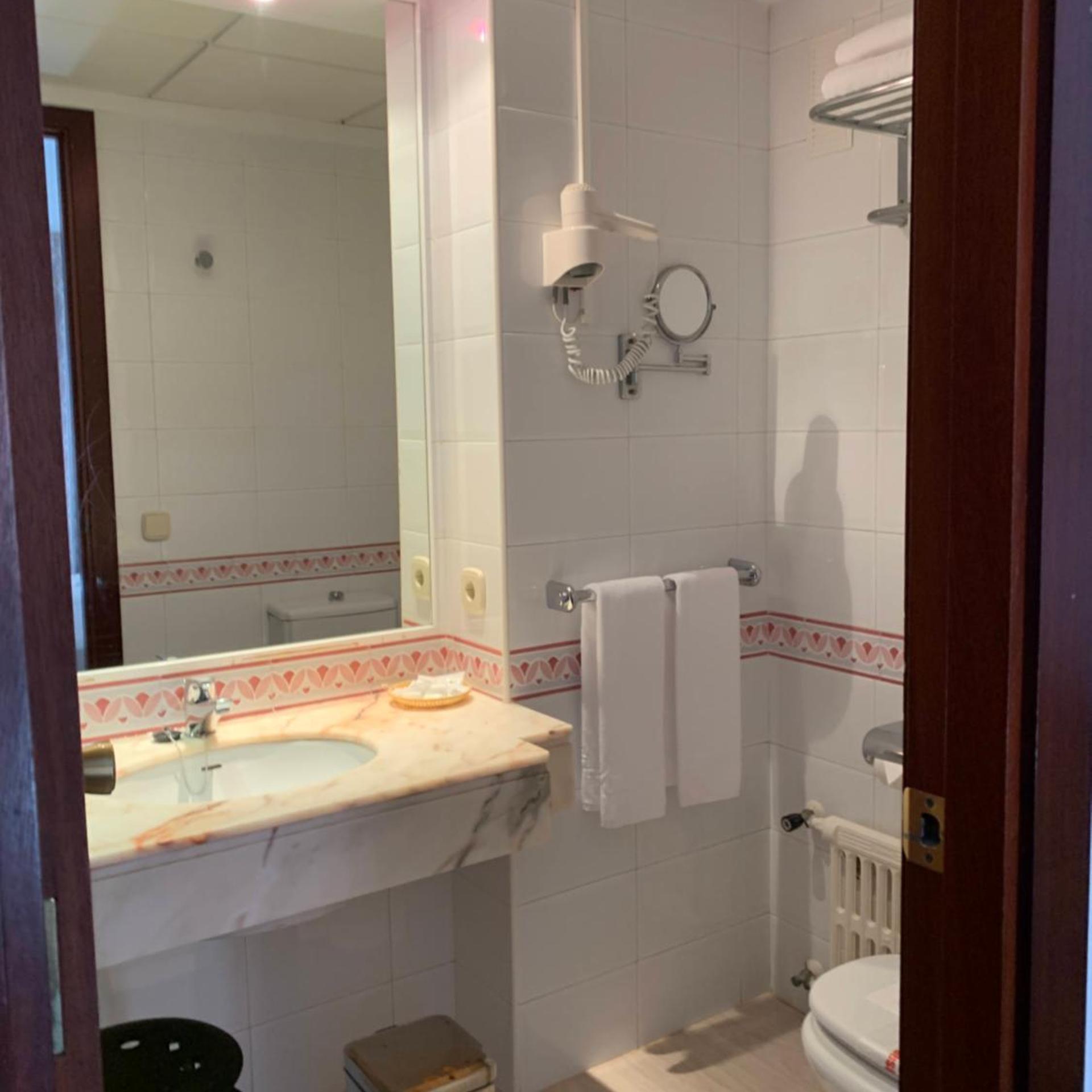 Room, Triple, Single Bed, Lateral Side Sea View، Hotel Voramar Mallorca 5/7