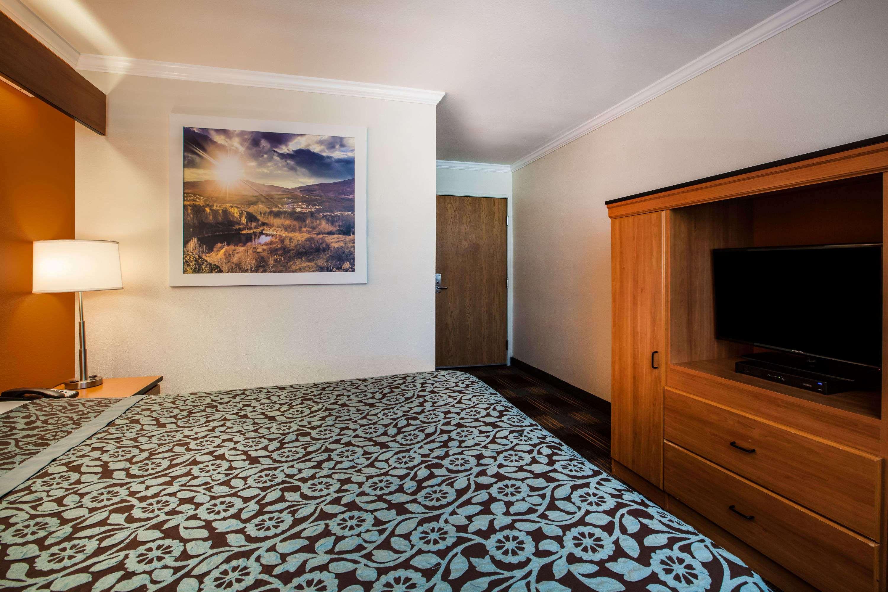 Days Inn & Suites by Wyndham Antioch 21/24