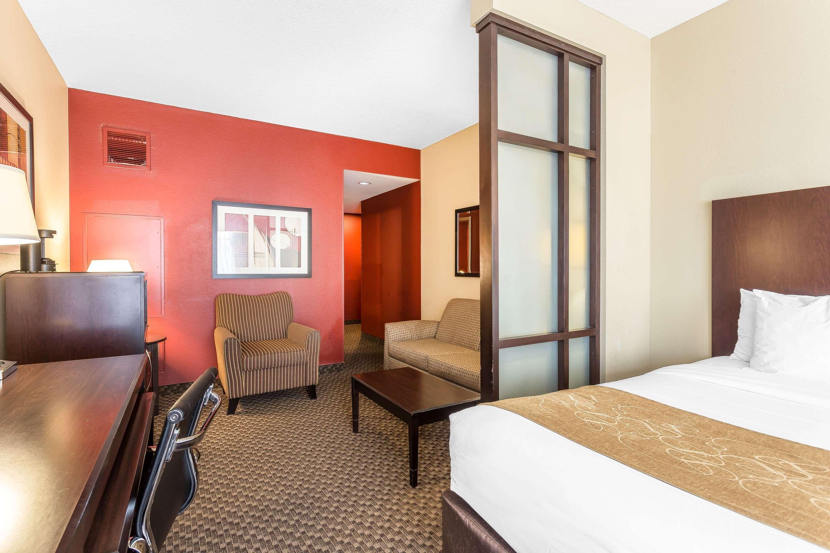SUITE, KING BED