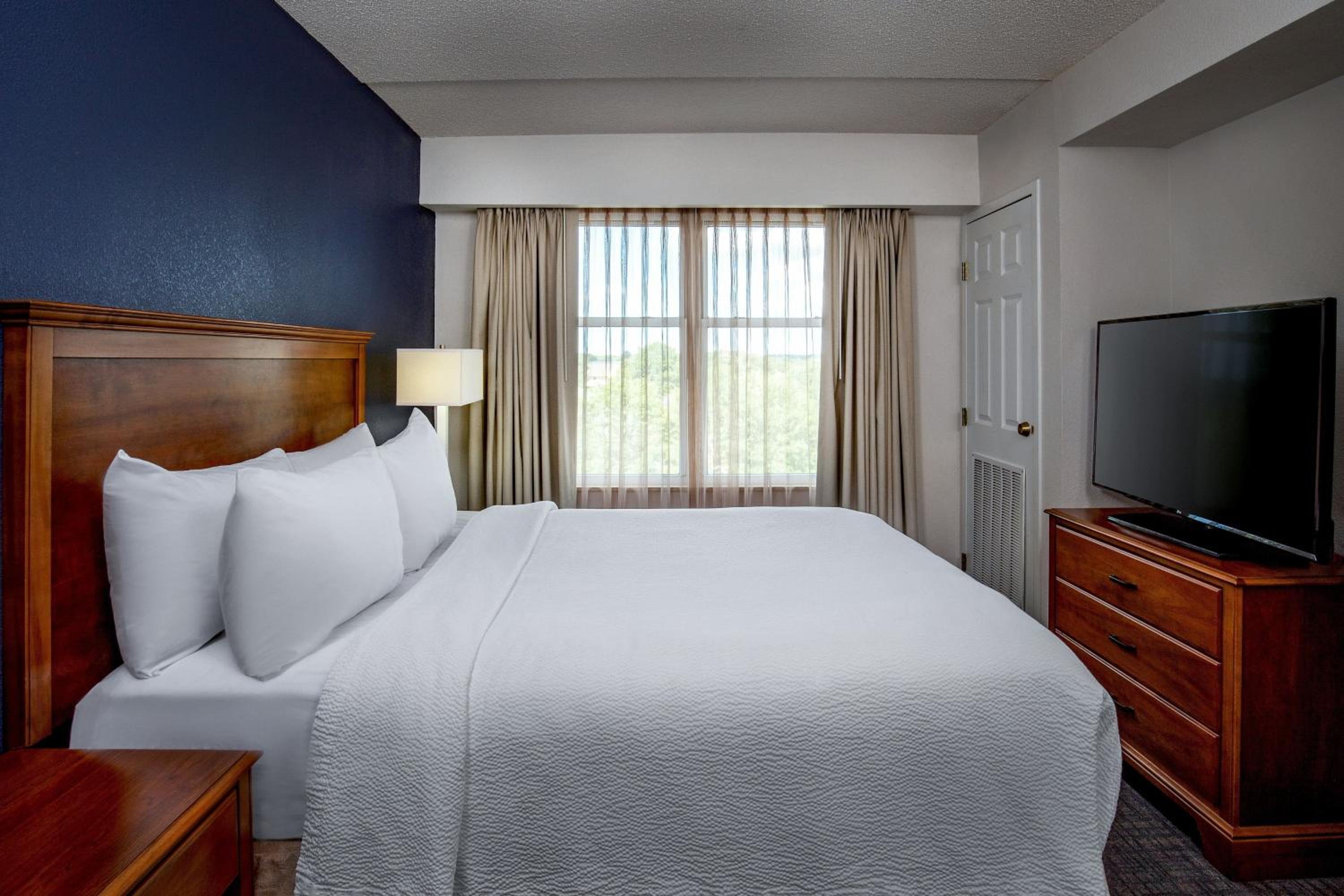 1 Bedroom, Space, Suite, Queen Bed, Sofa, Living Area, Kitchen
