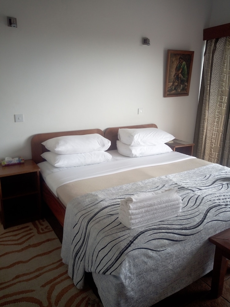 Chaminuka Luxury Lodge 7/28