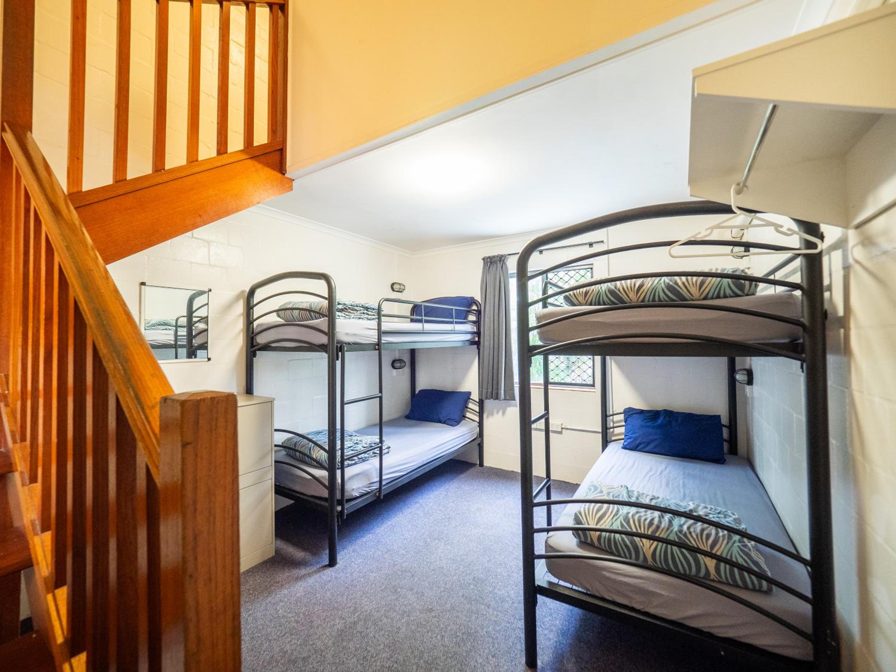 ROOM, 2 BUNK BEDS