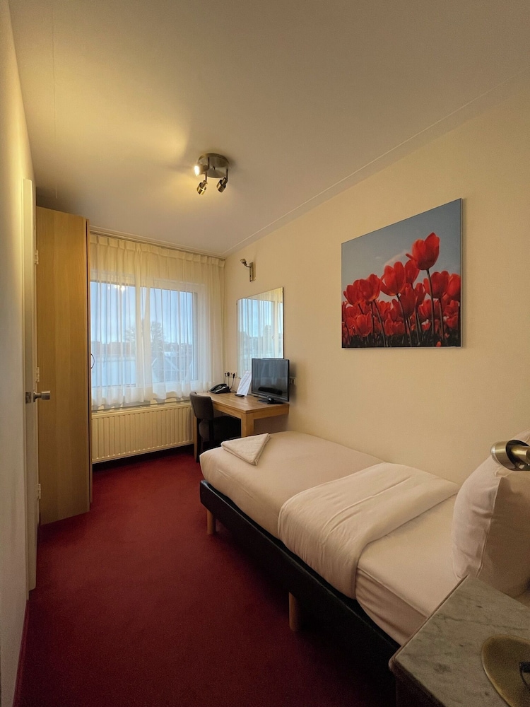 ROOM, SINGLE
