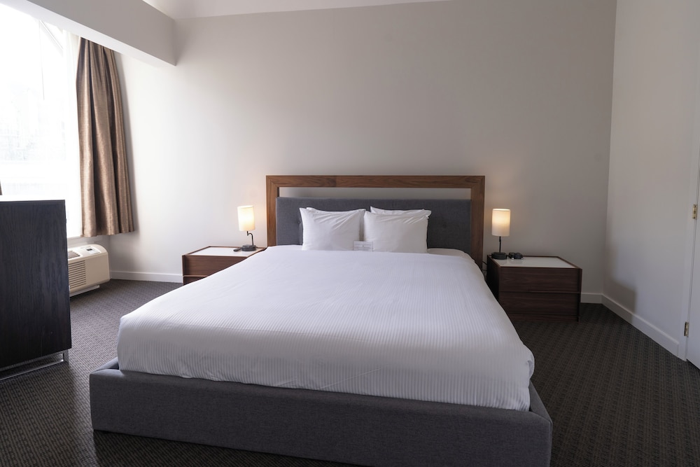 1 Bedroom, Suite, King Bed, Mountain View, Sofa