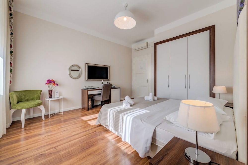 Bastion Luxury Rooms 8/25