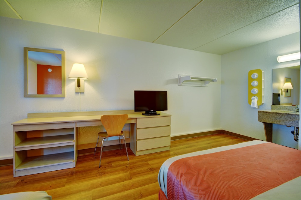 Motel6 Chicopee, MA - Springfield 17/37