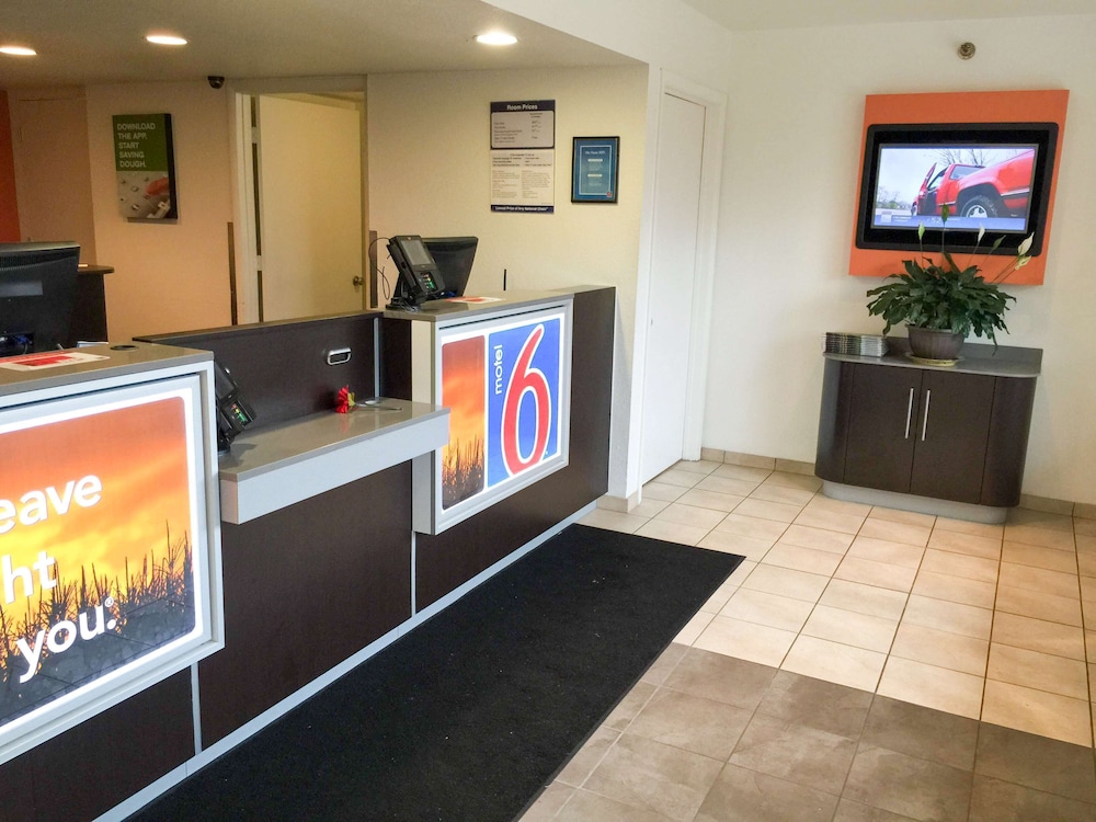 Lobby at Motel6 Roseville, MN - Minneapolis North, ROSEVILLE - MN