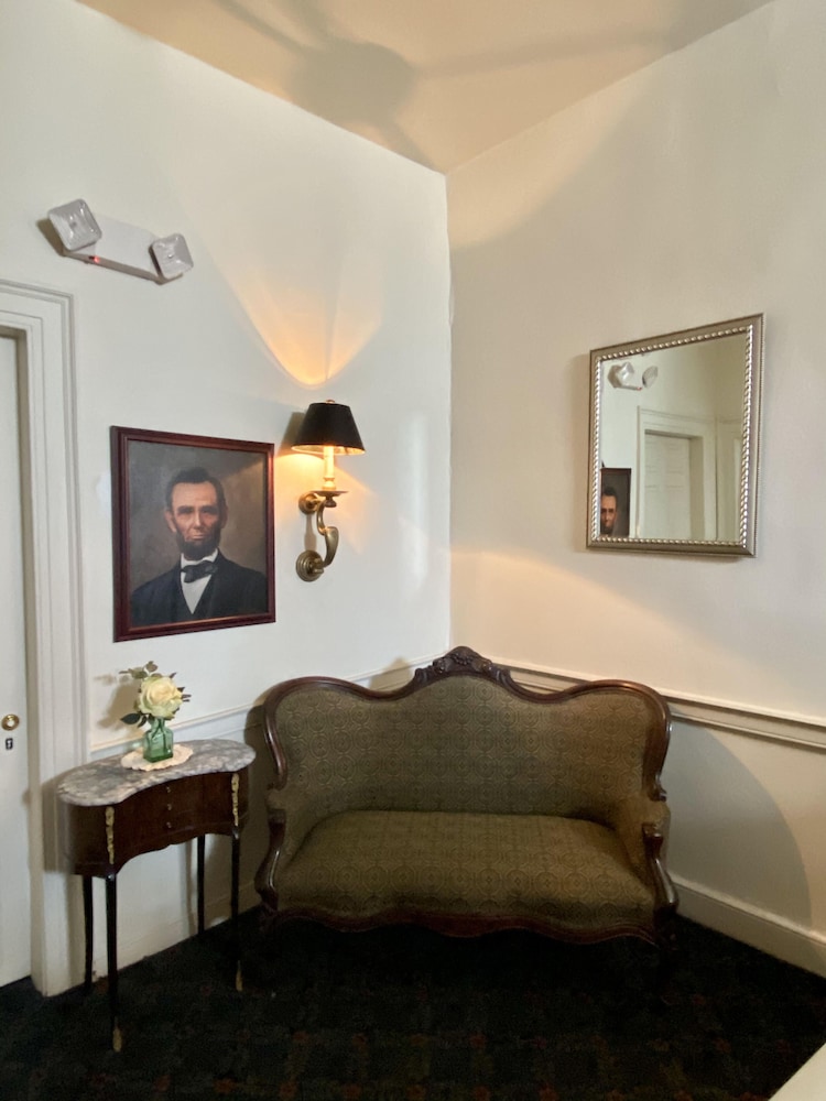 The Inn at Lincoln Square 7/40
