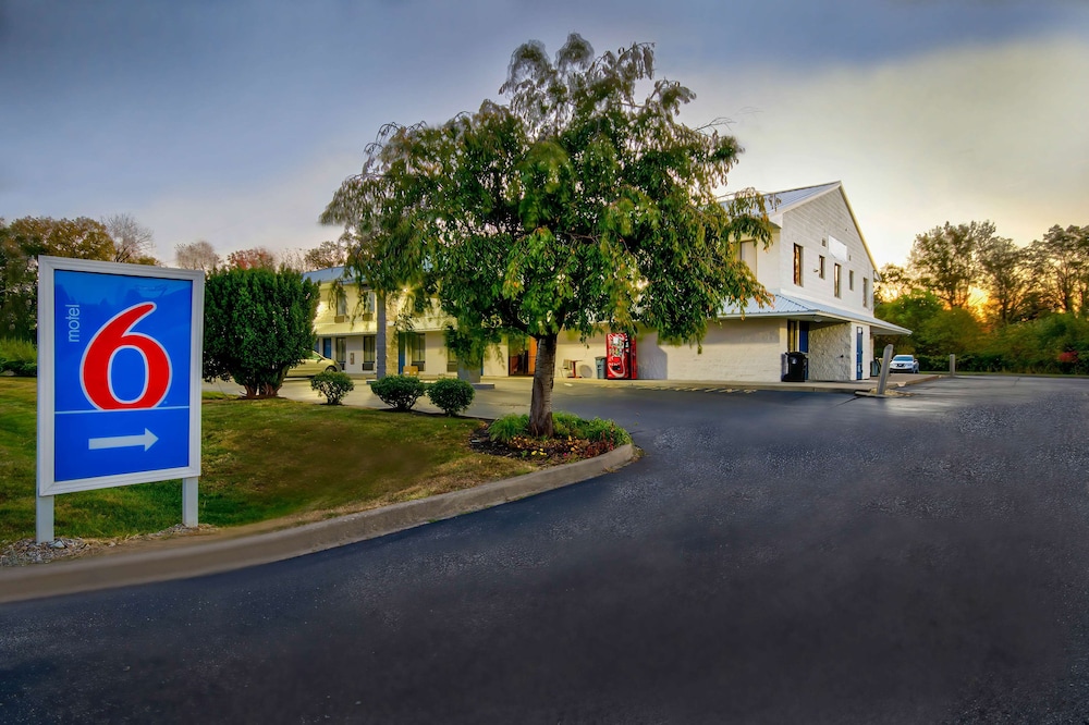 Motel6 Jeffersonville, IN - Louisville 26/33