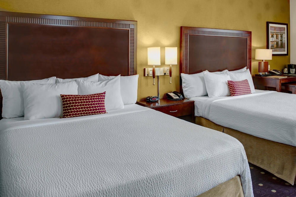 Courtyard by Marriott Kansas City Country Club Plaza 9/38