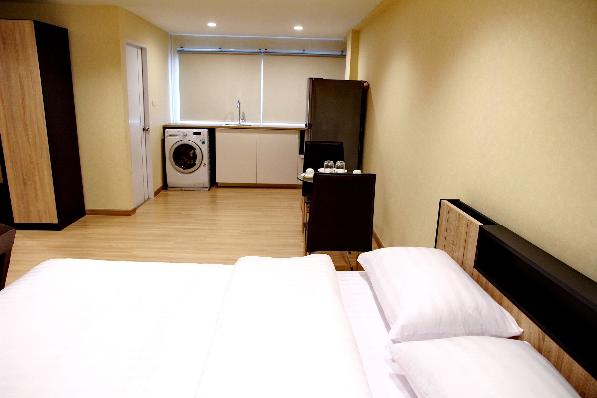 STUDIO, KING BED