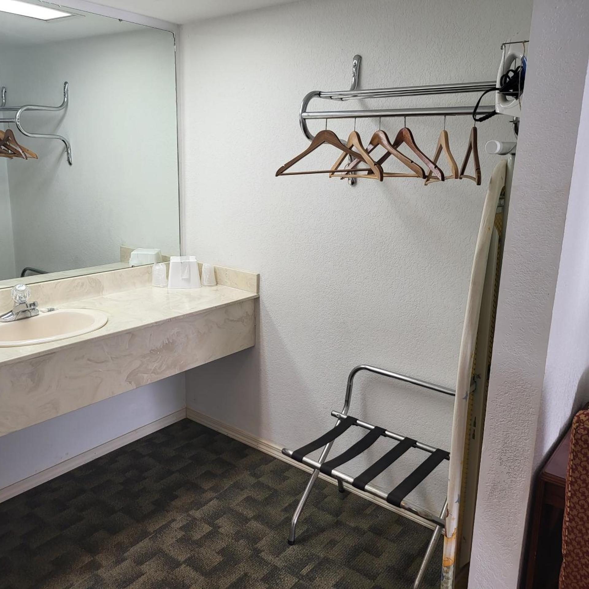 Blue Ribbon Inn and Suites 26/26