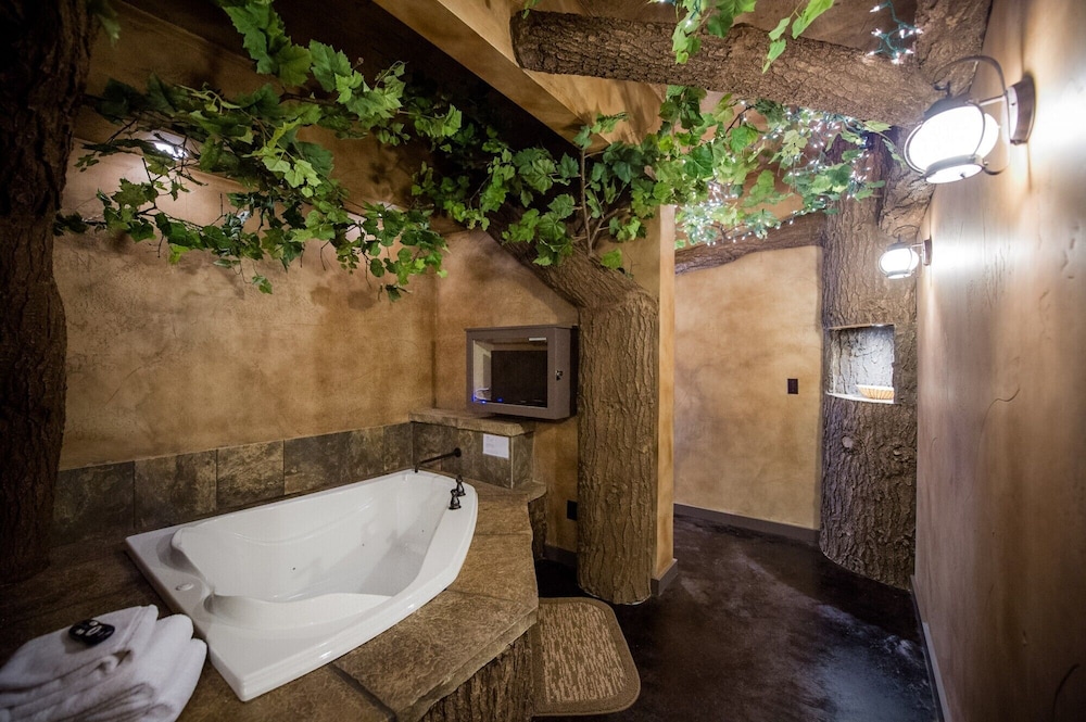 Eureka Springs Treehouses, Hobbit Caves &amp; Castles 48/52