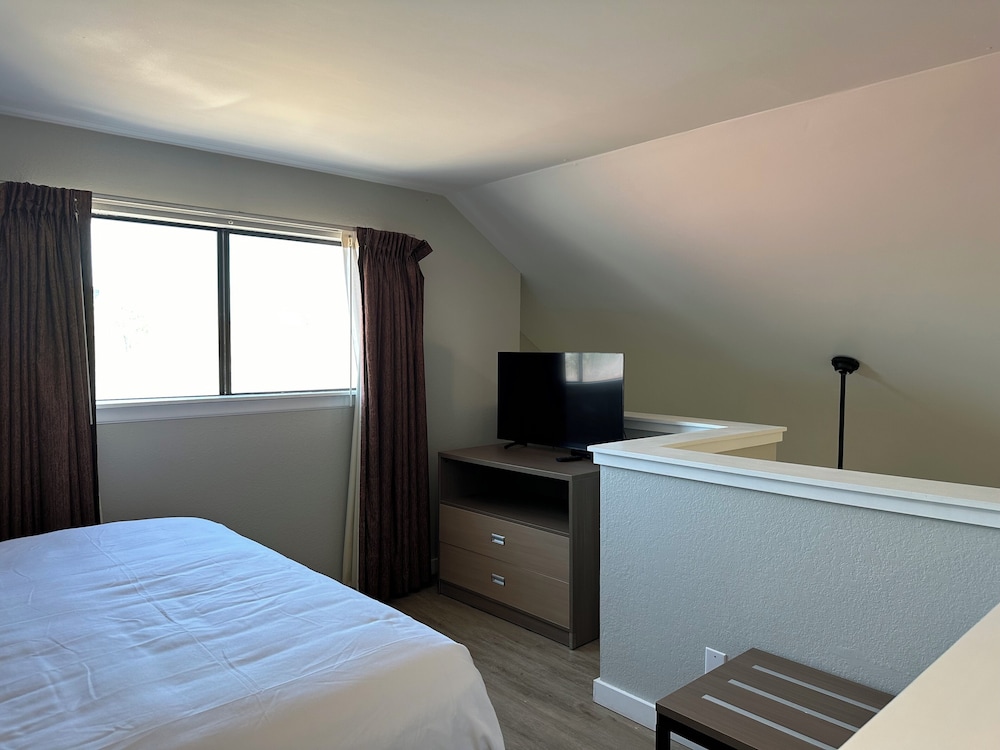 SUITE, MULTIPLE BEDS