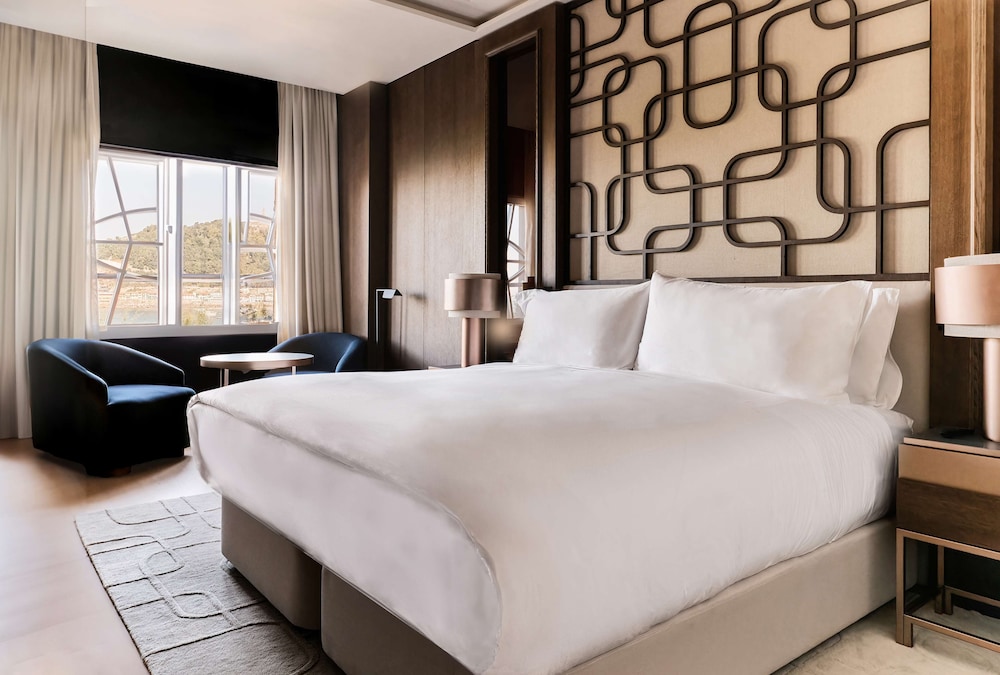 Suite, King Bed, Sofa