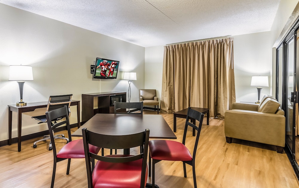 Red Roof Inn Conference Center Wichita Airport 24/36