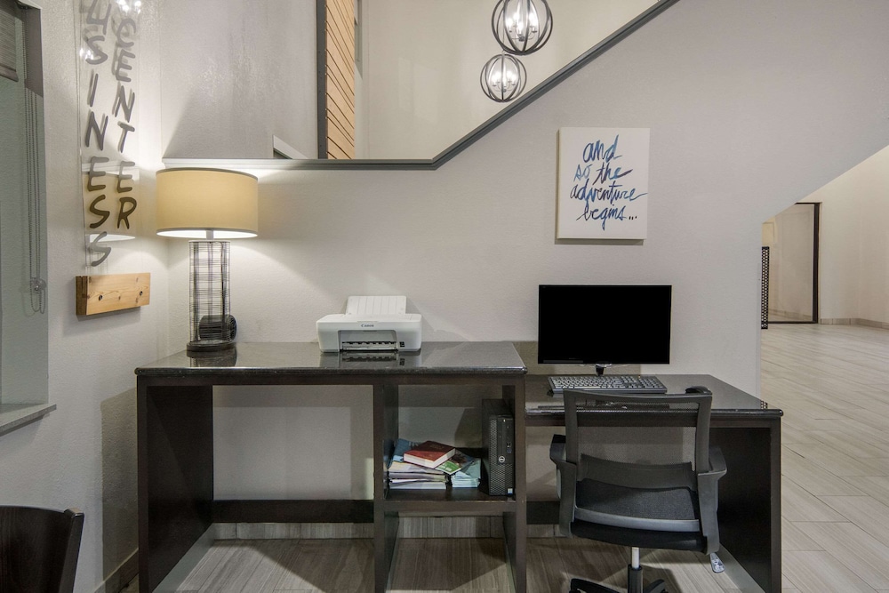 Quality Inn and Suites Roanoke Fort Worth North TX 36/46