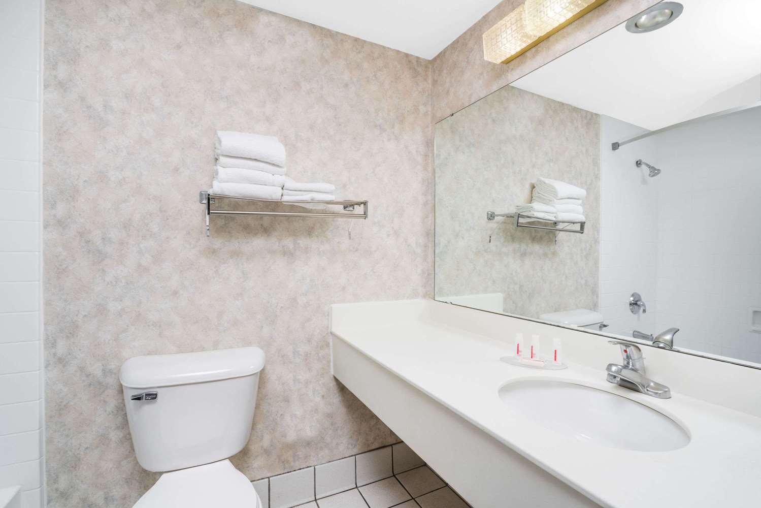 Blue Way Inn La Crosse Extended Stay 28/29