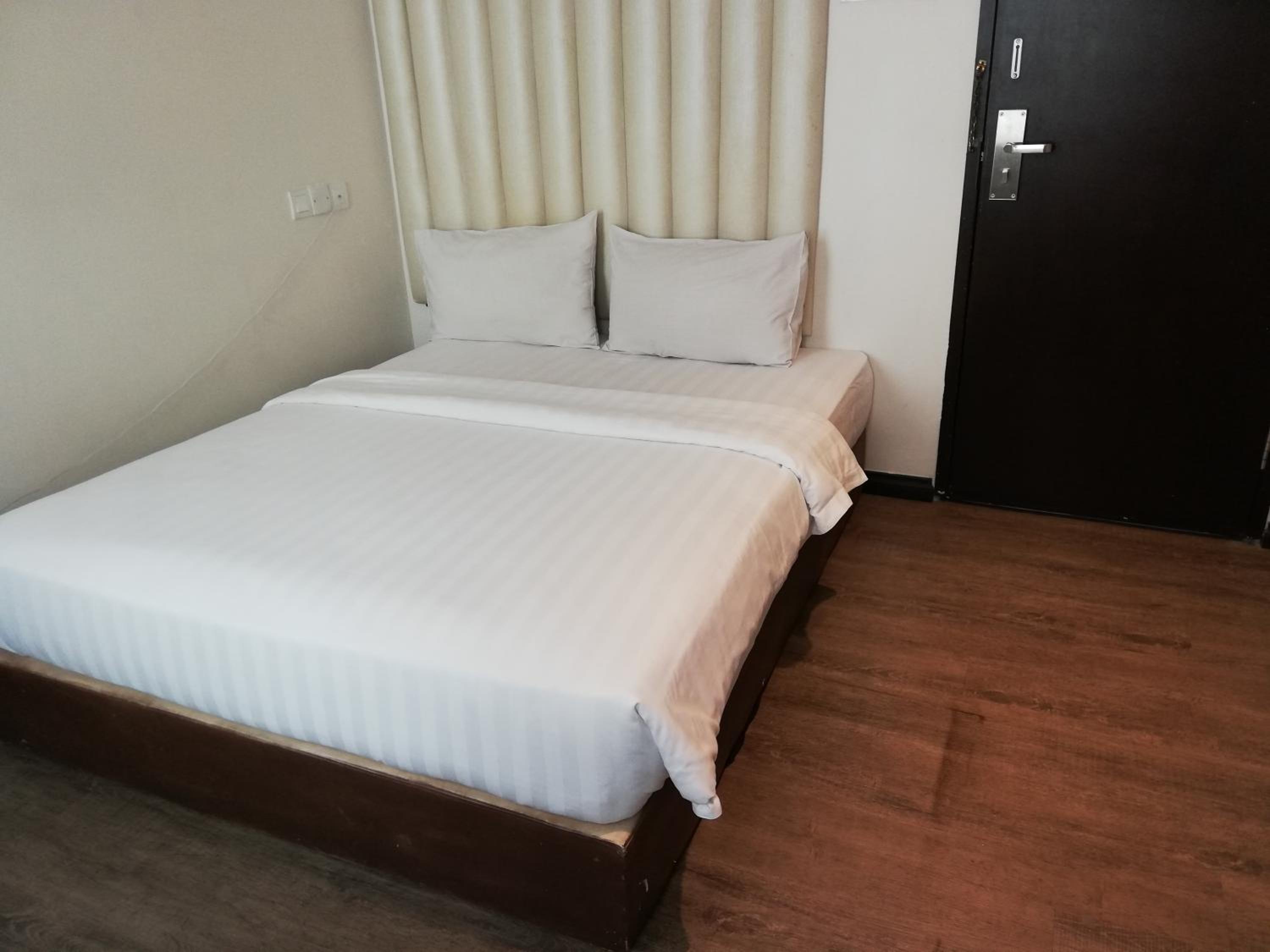 Standard, Queen Bed