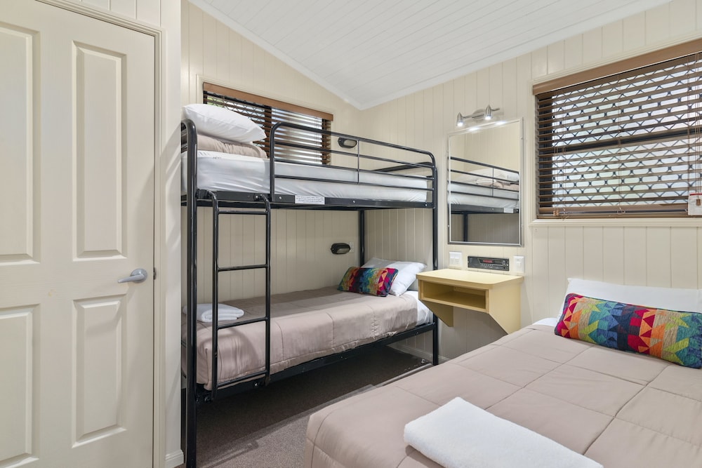 ASHMORE PALMS HOLIDAY VILLAGE 30/78
