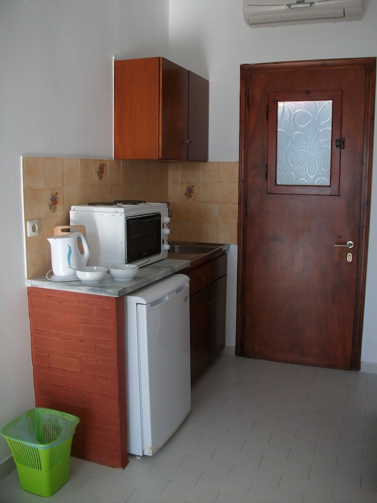 ARONIS APARTMENTS 6/58