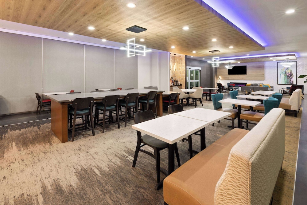 La Quinta Inn & Suites by Wyndham El Paso East Loop-375 16/27