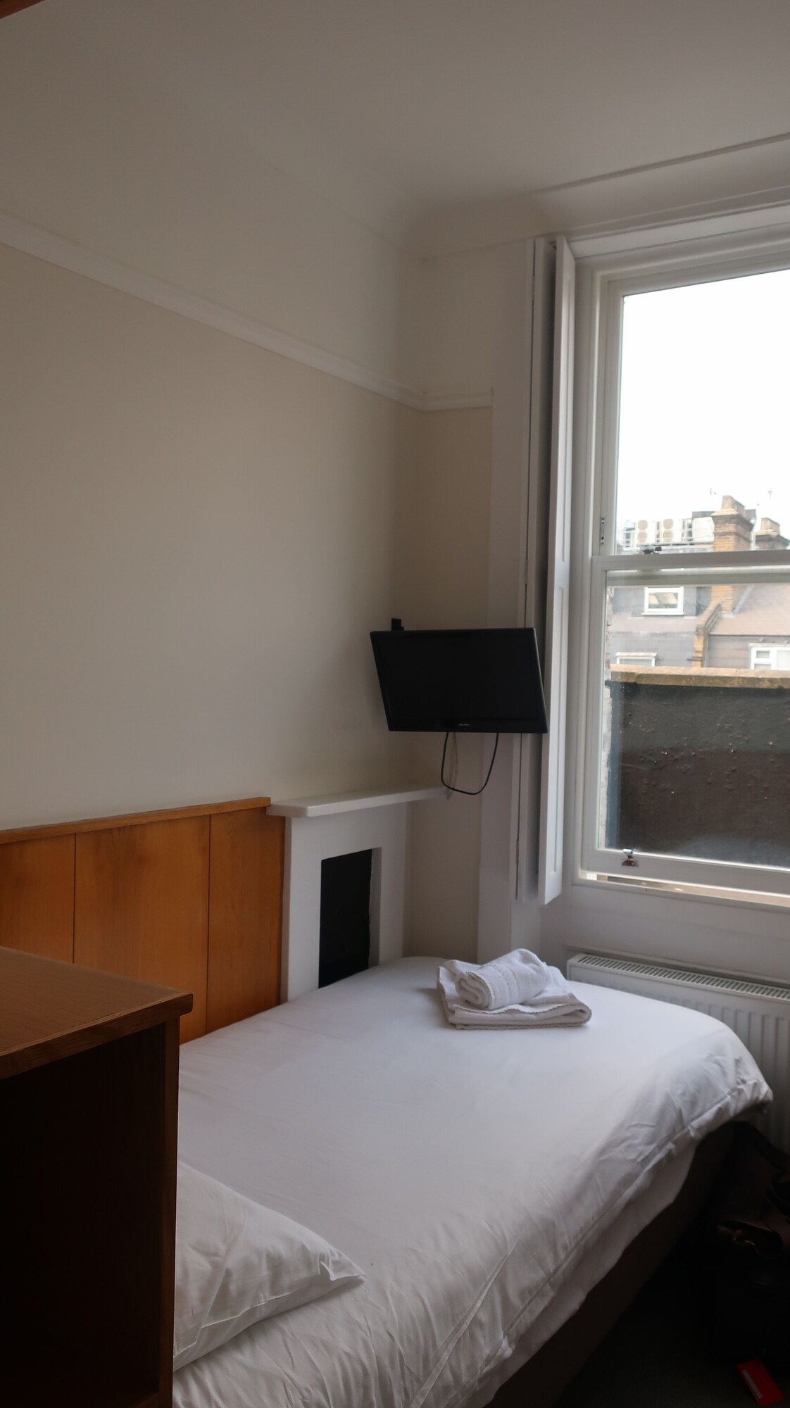 ROOM, SINGLE, SHARED BATHROOM
