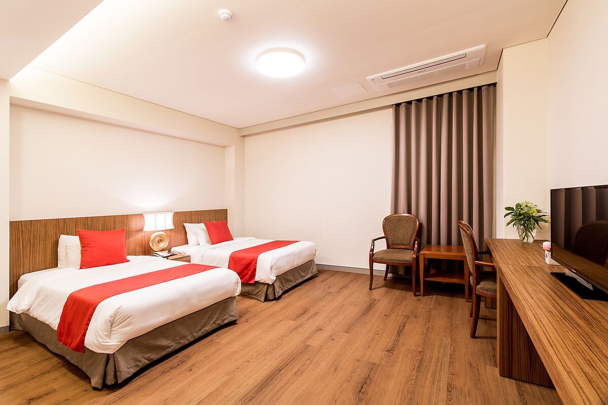 BUSINESS, TWIN BEDS