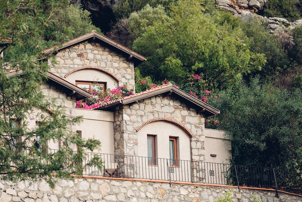 Dionysos Hotel 58/62