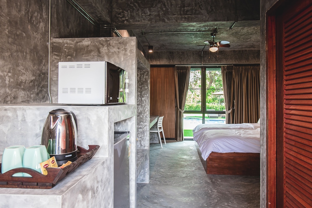 Stucco Loft Residency 11/72