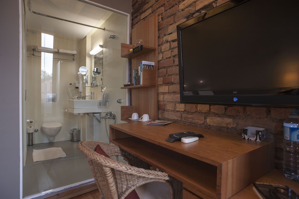 Peradays Hotel 37/48
