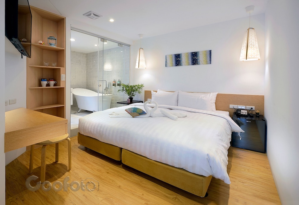 GRAND, DOUBLE BED, BATHTUB