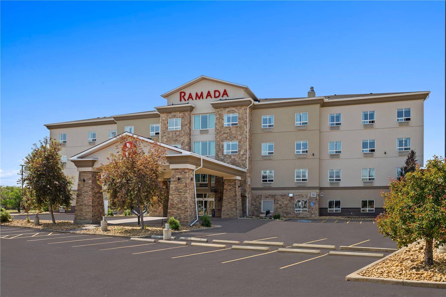 Ramada By Wyndham Drumheller Hotel & Suites 24/27