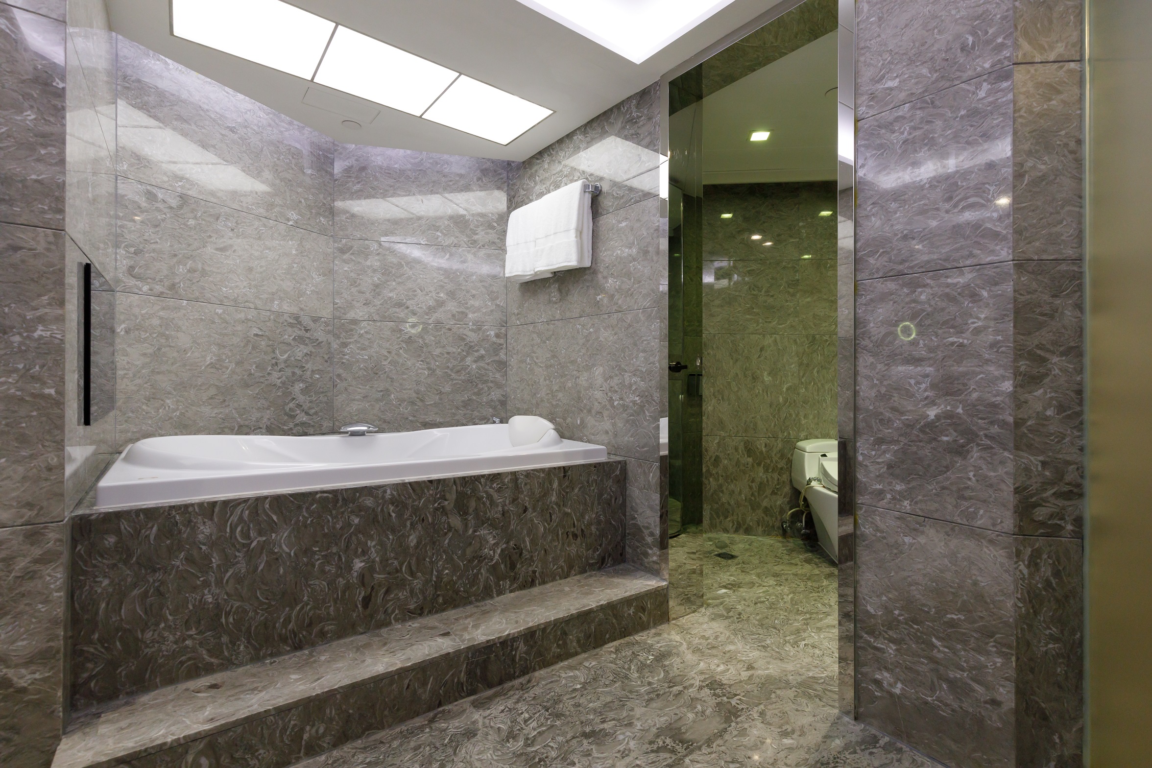 Deluxe, Suite, Harbour View, New World Millennium Hong Kong 4/4