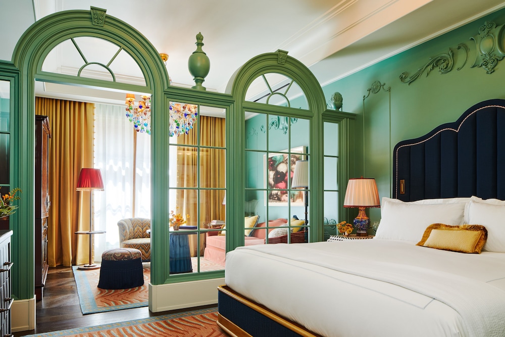 Suite, Mansion, King Bed, Sofa