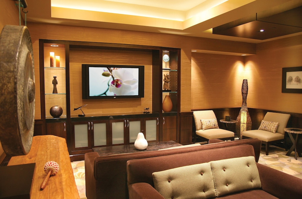 Pacific Palms Resort 18/50