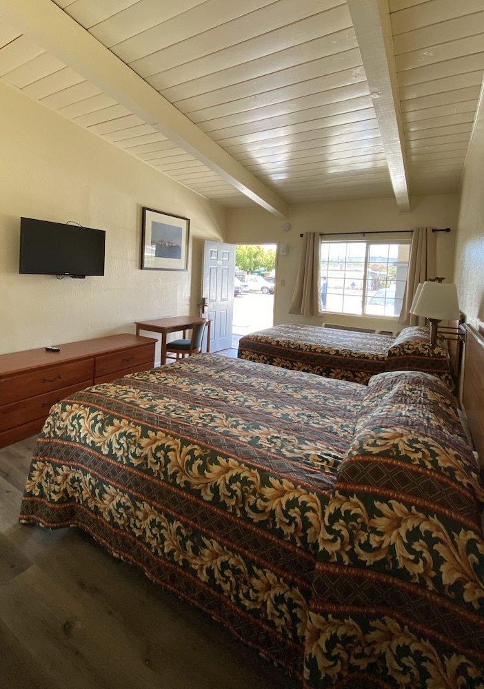 Holiday Motel 6/16
