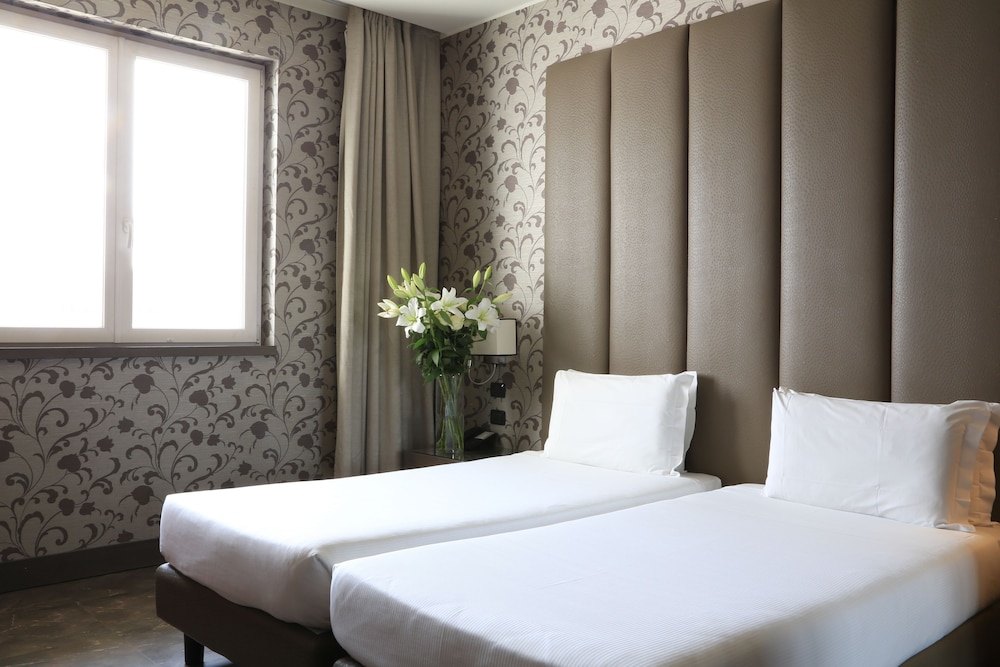 ROOM, TWIN BEDS