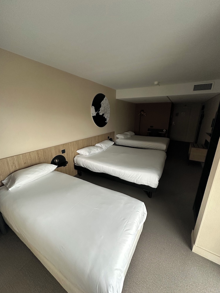 Room, Quintuple, 1 Single and 2 Double Beds