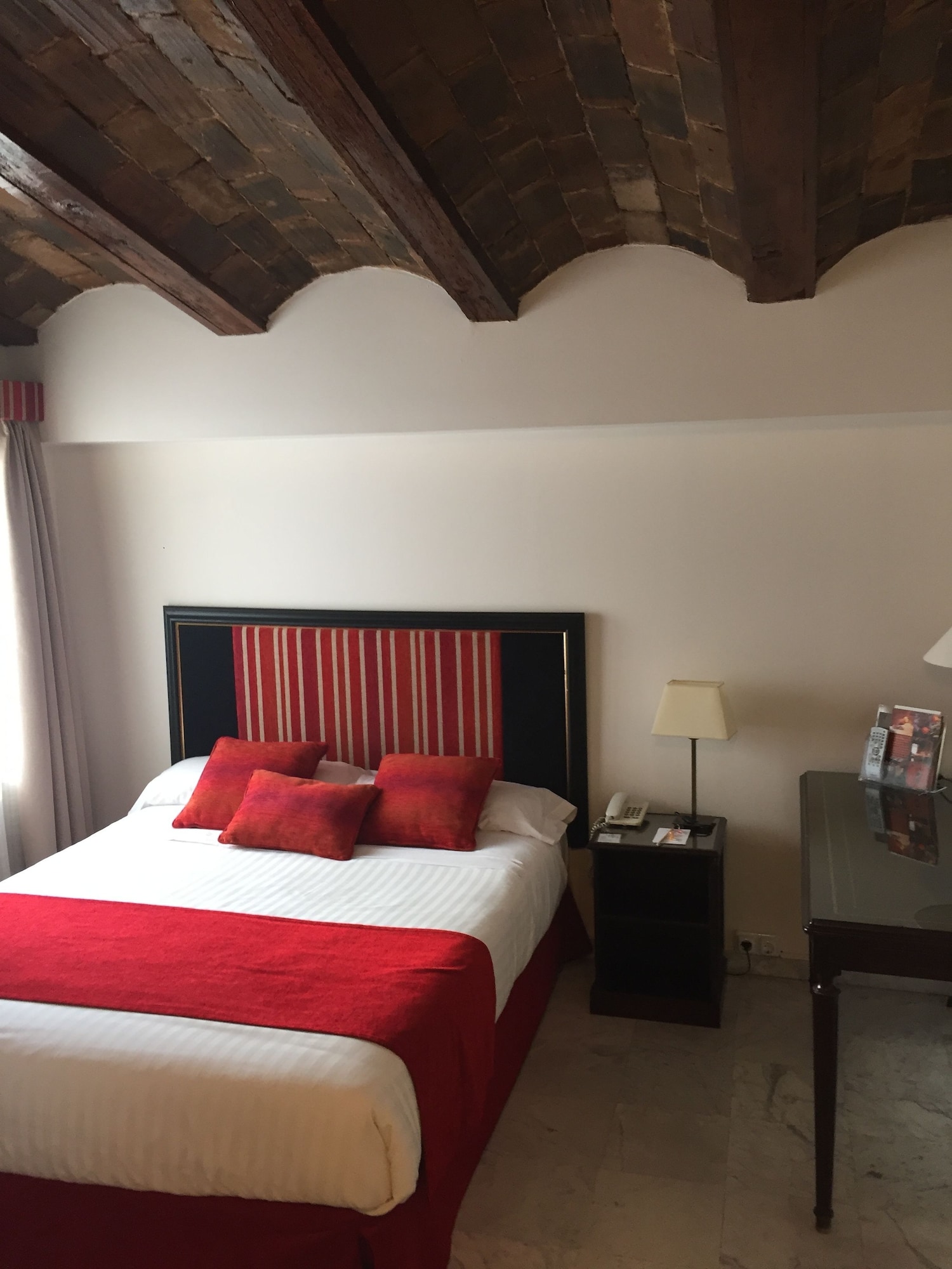 ROOM, DOUBLE BED