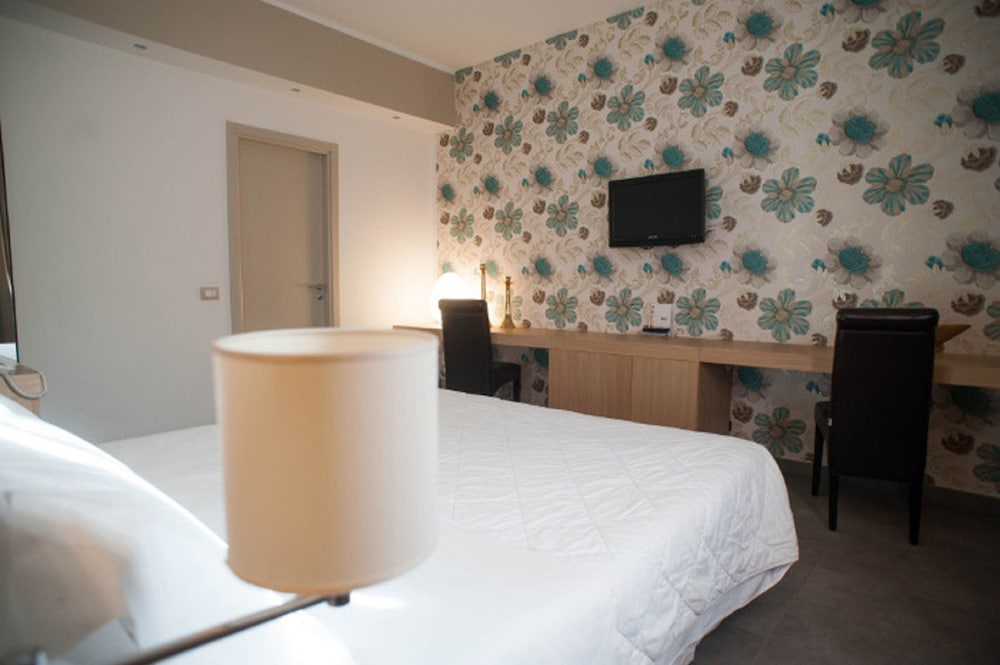 Ferro Hotel 11/33