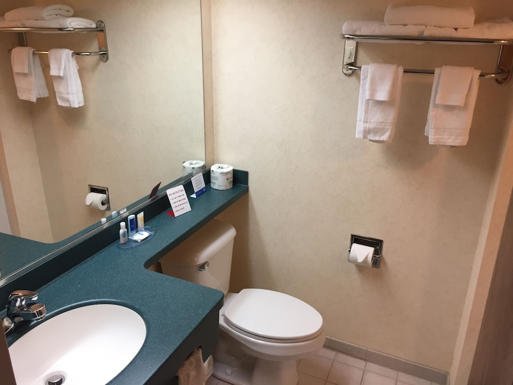 Rodeway Inn and Suites Charles Town WV 20/45