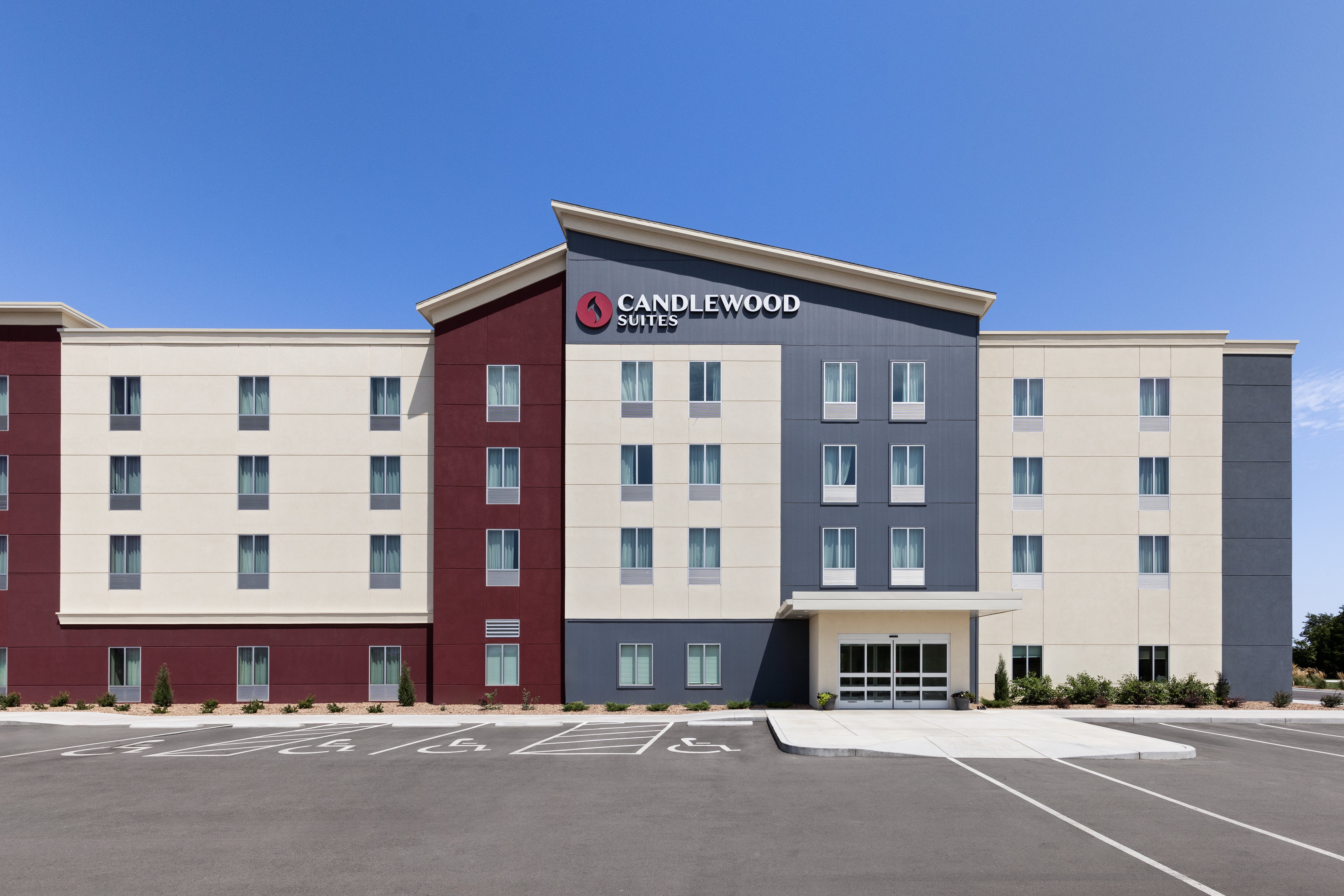Candlewood Suites McPherson 13/18